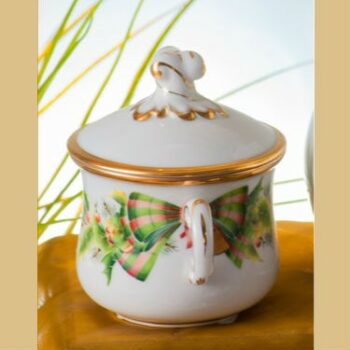 Creamcup, strawberry knob