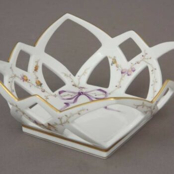 Fancy dish, small w. Gothic piercing