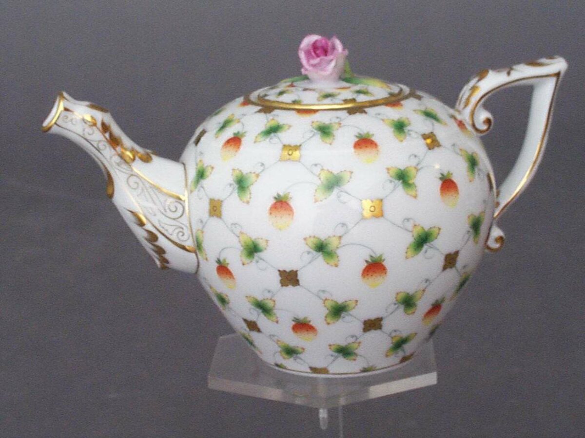Herend-Teapot-Strawberry-800ml-00606-0-009-Rose-Knob.jpg